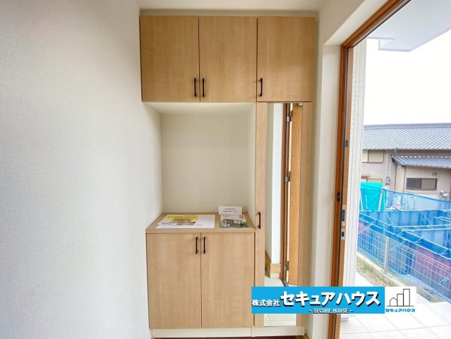 【同施工物件ご案内可能】東海市養父町南堀畑　全2棟の玄関|【玄関イメージ】
◆お家に出会う人々を迎える玄関だからこそ、広々清潔感あふれる空間にしたいものです。採光・通風にも配慮された設計で毎日明るい空間をキープします♪　　　　　　　　　　　　　　　　　　　　