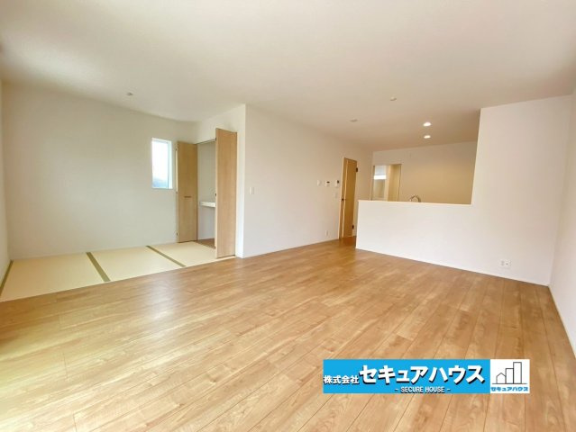 【同施工物件ご案内可能】東海市養父町南堀畑　全2棟の居間・リビング|【LDKイメージ】
◆通学から帰宅し、リビングルームで会話を楽しむ子ども達。リビングから臨む景色は太陽色に染まり、解放感溢れゆったりとしたひと時を過ごすことが出来る素敵な空間です。　　　　　　　　　　