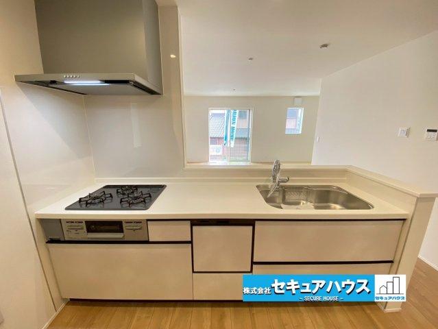 【同施工物件ご案内可能】東海市養父町南堀畑　全2棟のキッチン|【キッチンイメージ】
◆同時にたくさんの料理が調理できる。「焼く・蒸す・煮る」の工程を同時進行で進めることができるので、料理を素早く作ることができます。育児でバタバタ忙しいママに嬉しい♪　　　　　　　