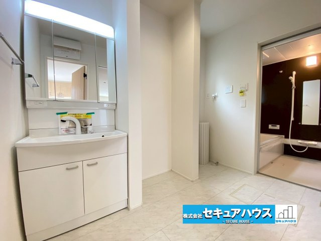 【同施工物件ご案内可能】東海市養父町南堀畑　全2棟の独立洗面台|【洗面台イメージ】
◆鏡の裏にはたっぷりと収納スペースを標準装備！
◆電源を付属しているのでドライヤーなど利用できます。　　　　　　　　　　　　　　　　　　　　　　　　　　　　　　　　　　　　　　　　