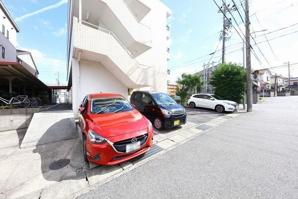 サンローヤル(ZEROセレブ対応)の駐車場