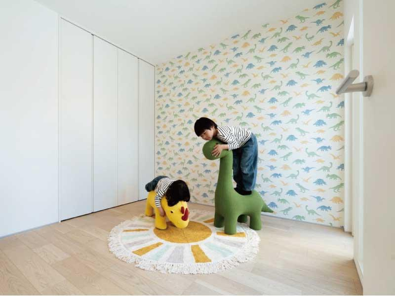 「デザイナーズ平屋」高知市鴨部　新築一戸建ての洋室|お子様の笑顔がはじける、恐竜柄クロスが可愛いキッズルーム。