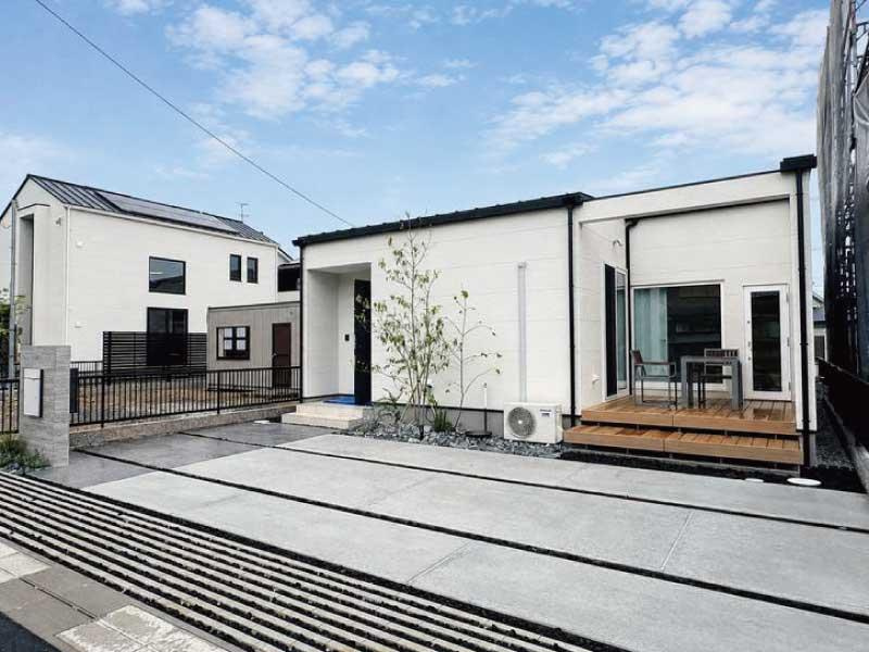 「デザイナーズ平屋」高知市鴨部　新築一戸建ての外観|広い敷地を活かしたアプローチと十分な駐車台数を確保。