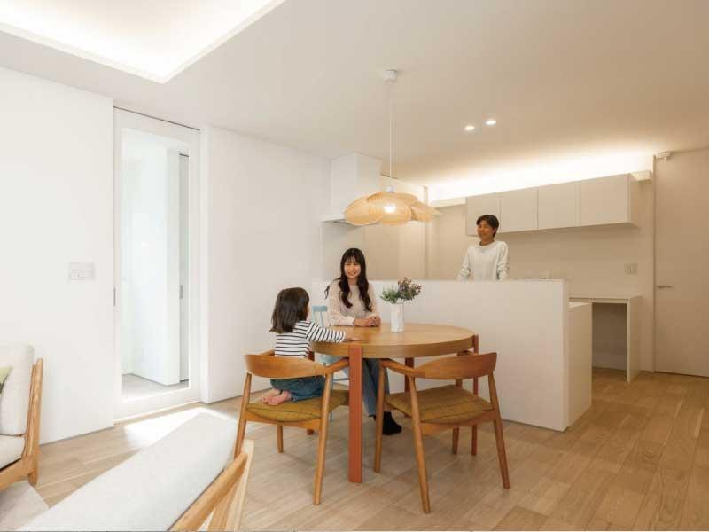 「デザイナーズ平屋」高知市鴨部　新築一戸建ての居間・リビング|お料理中も家族の笑顔が見渡せる安心設計。陽光が明るく差し込む開放的なLDK。