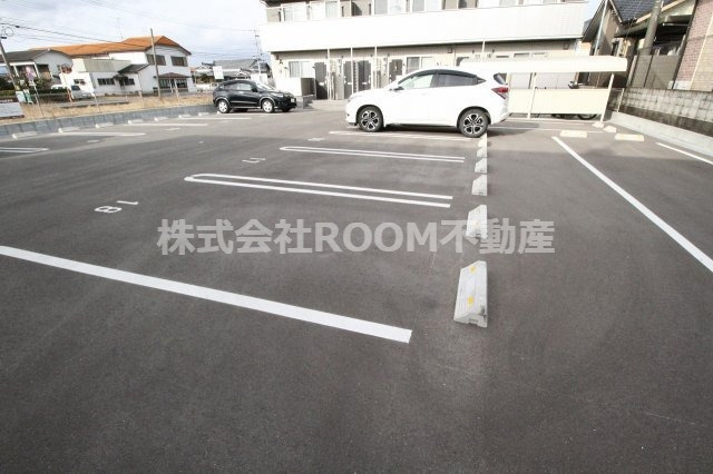 アールエム吉尾 の駐車場|コンパクトなキッチンで掃除もラクラク