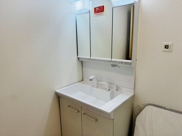 八王子市　上柚木　新築一戸建て　３期の独立洗面台|～３面鏡付きの独立洗面台　細々している物をスッキリ収納出来ます～