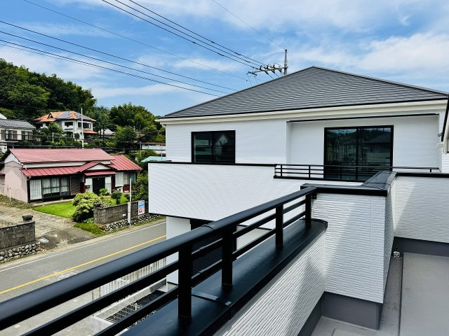 八王子市　上柚木　新築一戸建て　３期のバルコニー|～2部屋から出入り可能なバルコニー　陽当たり良好、洗濯物がよく乾きそうです～