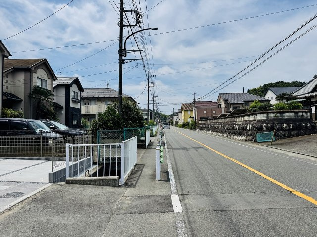 八王子市　上柚木　新築一戸建て　３期の前面道路含む現地写真|～西側7.3ｍ道路に面しています～