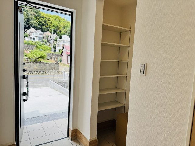 八王子市　上柚木　新築一戸建て　３期の玄関|～シューズインクローク付き　物が溢れがちな玄関をスッキリとした状態に保てます～