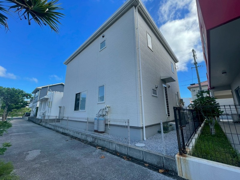 糸満市潮崎町3丁目中古戸建の前面道路含む現地写真