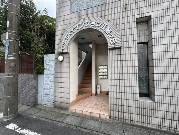 OS・SKYマンションⅡ藤が丘のエントランス