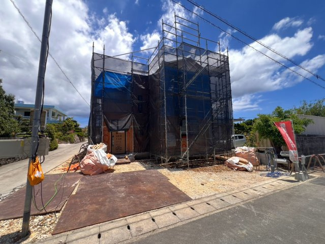 糸満市真壁3期　1号棟の前面道路含む現地写真