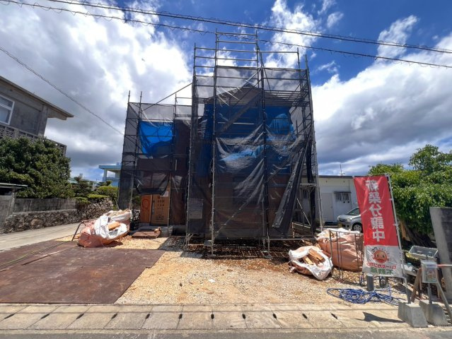 糸満市真壁3期　1号棟の前面道路含む現地写真