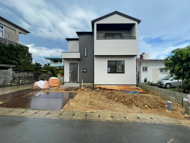 糸満市真壁3期　1号棟の前面道路含む現地写真