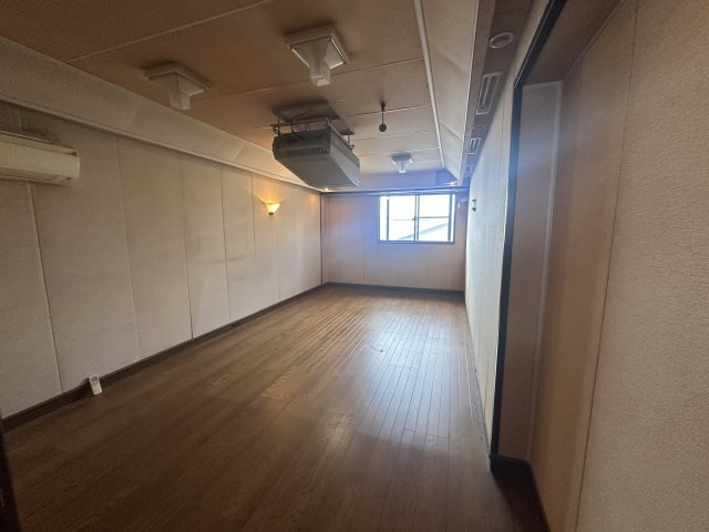 大阪市西成区鶴見橋３丁目2-16の洋室