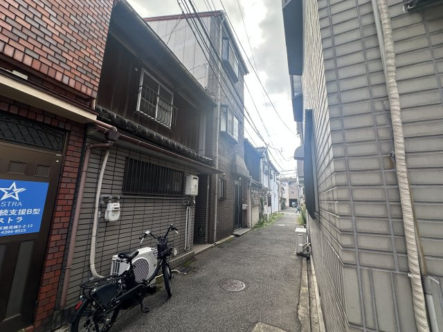 大阪市西成区鶴見橋３丁目2-16の前面道路含む現地写真
