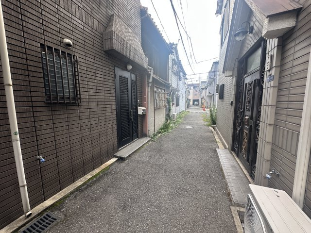 大阪市西成区鶴見橋３丁目2-16の前面道路含む現地写真