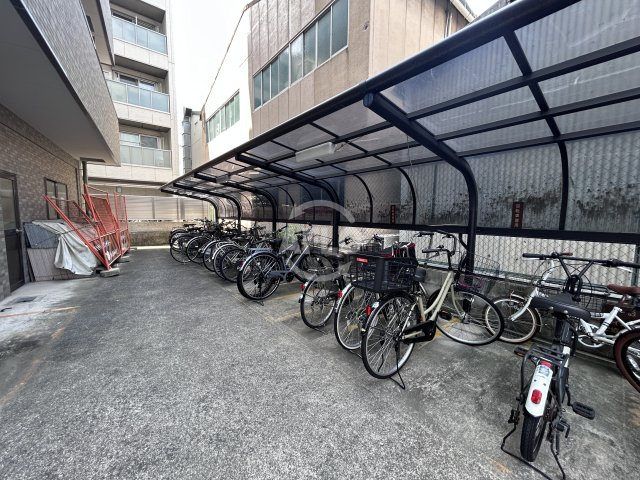 ロイヤルクイーンズパーク江坂(ROYAL　QUEENS　PARK江坂)のその他共用部分|ROYAL QUEENS PARK江坂　駐輪場