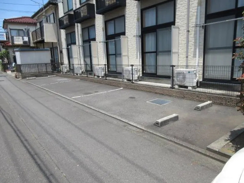 レオパレスジョイフルの駐車場