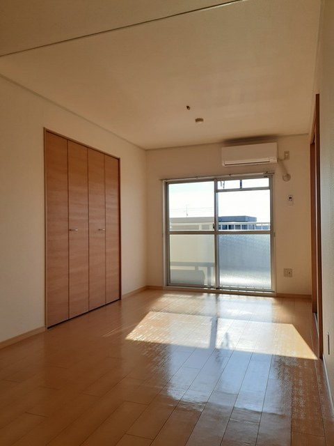平塚市榎木町の賃貸マンションの居間・リビング|同施工別部屋