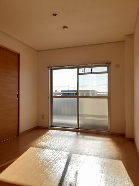 平塚市榎木町の賃貸マンションの寝室|同施工別部屋