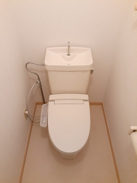 平塚市榎木町の賃貸マンションのトイレ