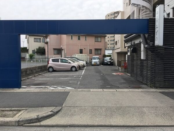 OS・SKYサンメイトの駐車場