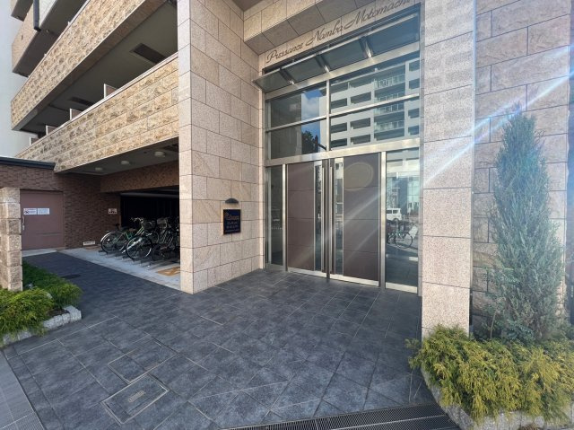 プレサンス難波元町のエントランス