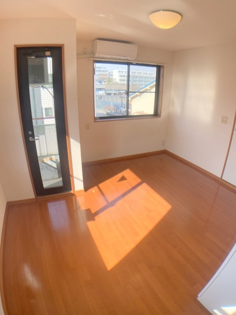 ＹＳ　Ｆｉｅｌｄの居間・リビング|★明るいフローリングの角部屋です★バルコニー右側スペース幅230cmあります★