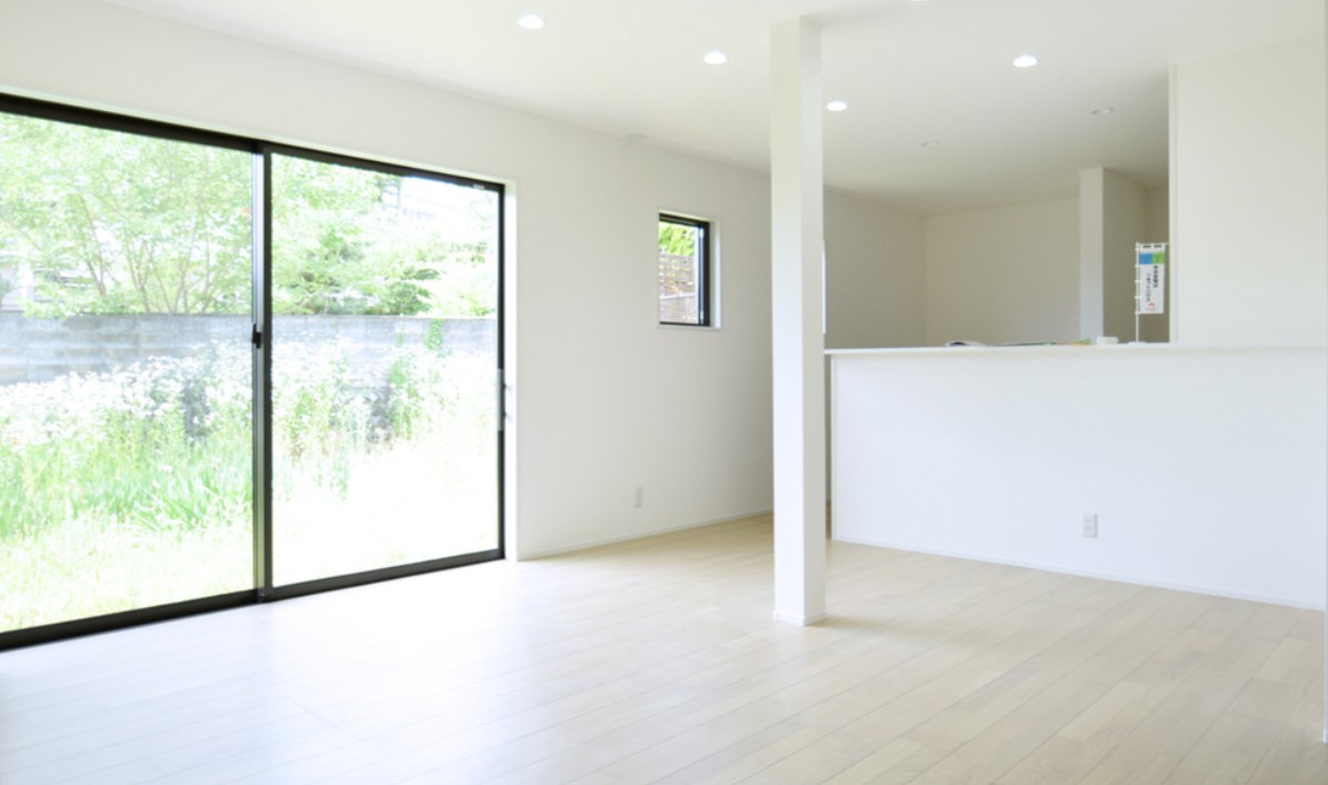 長野市箱清水　中古戸建の居間・リビング|ナチュラルカラーのフローリングは家具を選びません