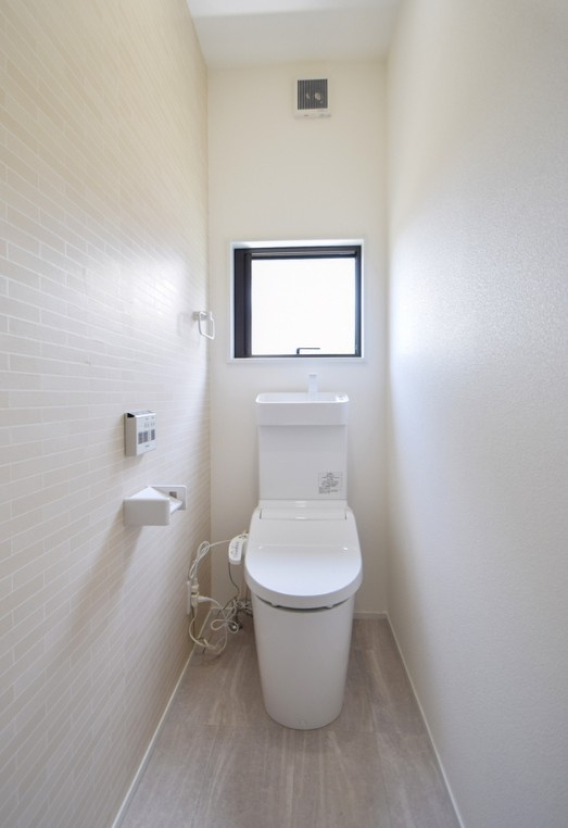 長野市箱清水　中古戸建のトイレ|清潔な温水洗浄便座のトイレです