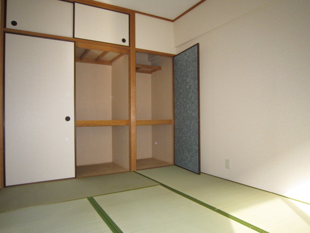 グリーンヒルズ東山Ⅰの寝室|風通しも良い寝室です☆