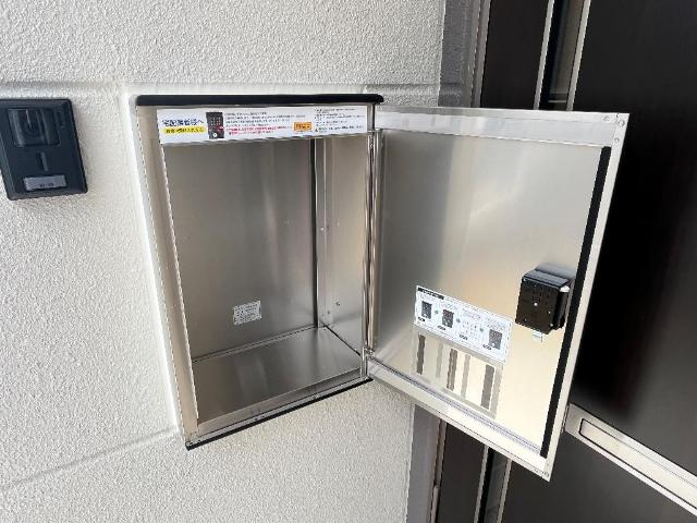 ｃａｓａ　ｅｓｔｅ唐津Ａの玄関|宅配ボックス