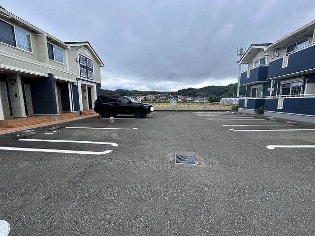フロントフィールド２番館の駐車場|駐車場に車を止められます