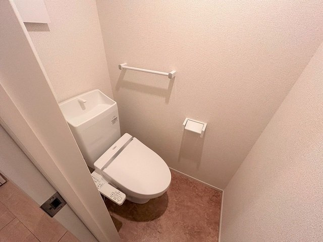 ピュア・ジュネス　Ｂのトイレ|ゆったりとした空間のトイレです