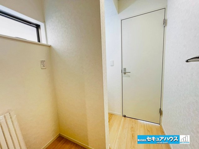 【本日ご案内可能】大府市東新町　全2棟のランドリースペース|【洗面室】
◆ランドリースペースに窓付きのため換気ができます。洗面台と洗濯機置き場の間に壁がある設計となっております。　　　　　　　　　　　　　　　　　　　　　　　　　　　　　　　　　　　　　　　　　