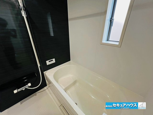 【本日ご案内可能】大府市東新町　全2棟の浴室|【浴室】
◆アクセントパネルで落ち着きのある雰囲気を演出し、毎日の疲れを癒やすバスタイムを過ごせます。
◆窓付きで、カビの繁殖を抑える効果があります。
◆オプションでお好きなサイズの鏡を設置できます。