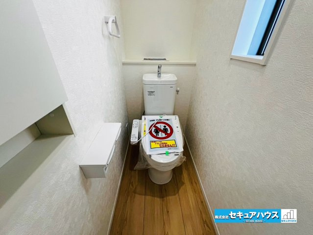 【本日ご案内可能】大府市東新町　全2棟のトイレ|【高機能トイレ】
◆高機能トイレの多くは便器のフタの開閉が自動であり、使用後に手動で水を流す面倒もなく非常に便利です。スタイリッシュな見た目で、お掃除しやすく、節水効果が高いです。　　　　　　　　　　