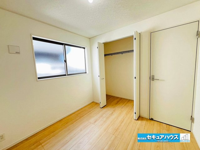 【本日ご案内可能】大府市東新町　全2棟の洋室|【2階洋室4.5帖】
◆お子様のお部屋や主寝室、来客時の宿泊室、趣味のお部屋としてもご利用いただけます♪
◆全居室収納付きの洋室です。各居室にお洋服や、荷物を収納することができます。　　　　　　　　　