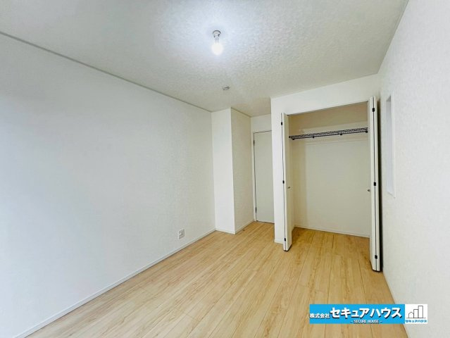【本日ご案内可能】大府市東新町　全2棟の洋室|【1階洋室6.5帖】
◆広々とした居住空間は日々の暮らしを彩り、心のやすらぎと満足感を与えてくれます。通風と採光を考慮した設計は子供たちはのびのび育ち、家族でくつろぎと団らんを生み出します。　　　　　