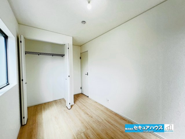 【本日ご案内可能】大府市東新町　全2棟の洋室|【洋室4.8帖】
◆家族一人ひとりの大切なプライベート空間。趣味に合わせて使って頂けるようシンプルに仕上げてあります。暮らし心地を大きく左右する収納を、適材適所に配置し使い勝手を考慮しました。　　　　