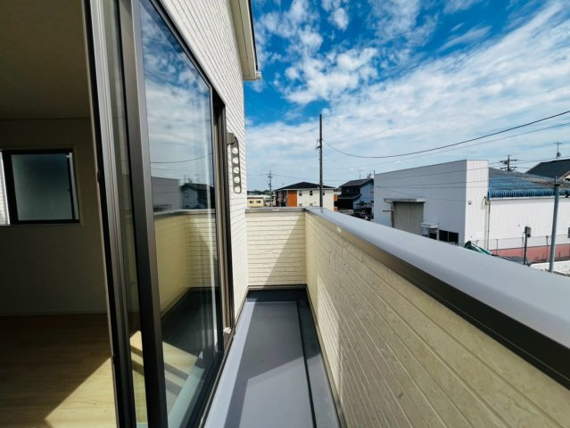 【本日ご案内可能】大府市東新町　全2棟のバルコニー|【バルコニー】
◆見晴らしもよく、太陽の温かな温もりをめいっぱい受け止めてくれます。
太陽の光と爽やかな風を受けたお洗濯物はあっという間に乾き、取りこむ時には太陽の匂いを感じられそうですね。　　　　　