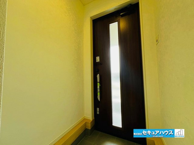 【本日ご案内可能】大府市東新町　全2棟の玄関|【玄関】
◆光が差し込み明るいです。気分も晴れやかになりますね。
◆玄関には、収納力のあるシューズクロークがございます。玄関まわりがすっきり片付きます。
◆ダブルロックキーで防犯面も安心です♪　　　　