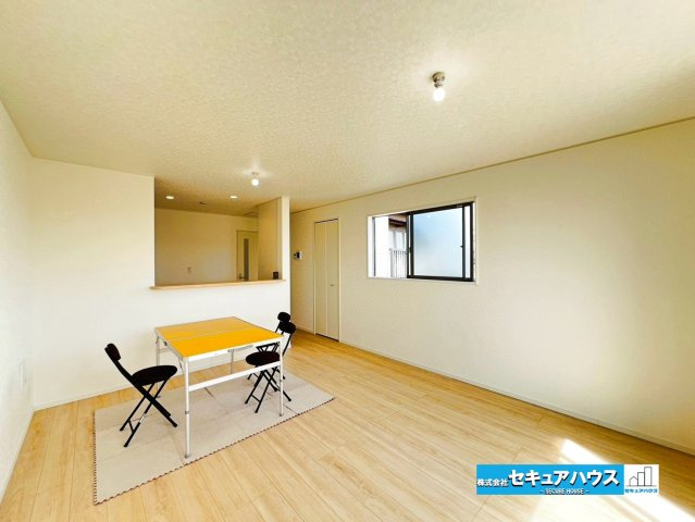【本日ご案内可能】大府市東新町　全2棟の居間・リビング|【LDK15帖】
◆家族揃ってリビングで過ごすお休みの日が、楽しみになる場所となることでしょう。
◆対面式のオープンキッチンは、家事をしながら家族の様子が一目でわかる安心＆便利設備♪　　　　　　　　　