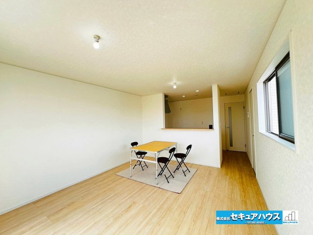 【本日ご案内可能】大府市東新町　全2棟の居間・リビング|【LDK別角度】
◆日当たりが良く温かい広々リビングは家族の団らんスペースになります。
◆クローゼット付きの収納ははティッシュボックスや掃除道具などの日用品を隠す収納ができるためとても便利です。　　　