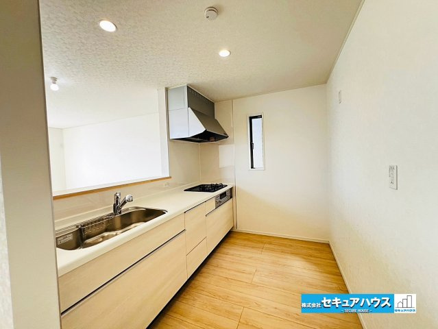 【本日ご案内可能】大府市東新町　全2棟のキッチン|【キッチン】
◆広々としたキッチンスペースのため家族で並んで料理できます。
◆キッチンの窓は熱気や匂いを逃がす役割があります。
◆床下収納には飲み物や調味料のストックなどをしまうことができます。　　　