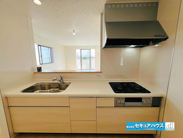 【本日ご案内可能】大府市東新町　全2棟のキッチン|【キッチン】
◆「焼く・蒸す・煮る」の工程を同時進行で進めることができるので、料理を素早く作ることができます。
◆食洗機をオプションでつけることも可能なシステムキッチンです。　　　　　　　　　　　　　