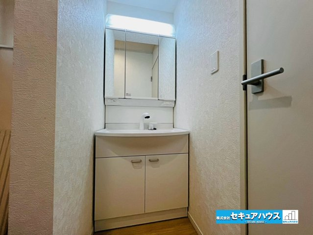 【本日ご案内可能】大府市東新町　全2棟の独立洗面台|【洗面台】
◆鏡の裏にはたっぷりと収納スペースを標準装備！
◆電源を付属しているのでドライヤーなど利用できます。
◆シャワー付きの洗面台のため清掃も楽に行うことが出来ます。　　　　　　　　　　　　　　