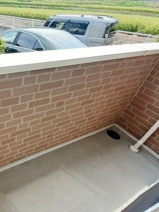 ナチュラル　フラットのバルコニー|暖かな日差しのふりそそぐバルコニー