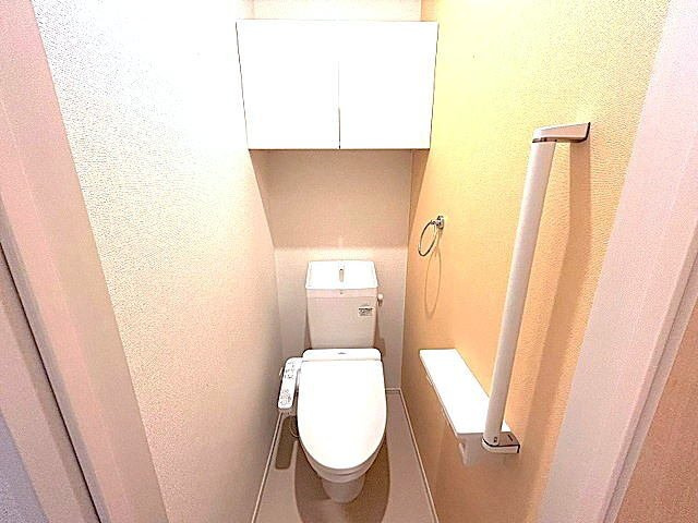 サニーガーデンⅠのトイレ|落ち着いた色調のトイレです